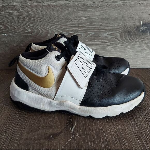 Nike Youth sz 5.5y  881941-009 2018 Team Hustle D8 White Black Gold Swoosh - Picture 1 of 11
